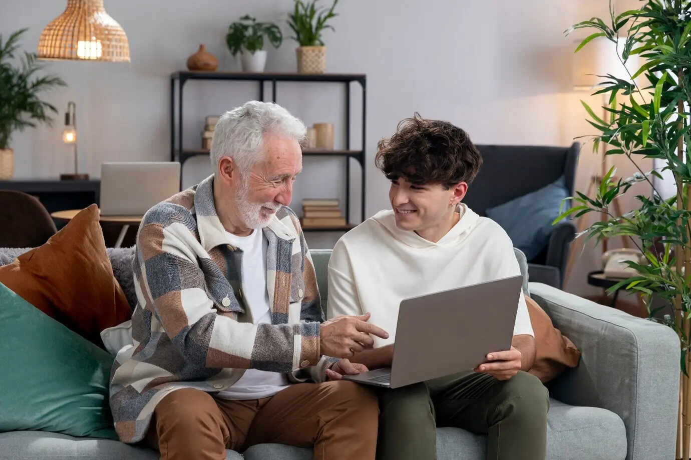 Halbnahe Aufnahme eines Teenagers, der einen Laptop hält.