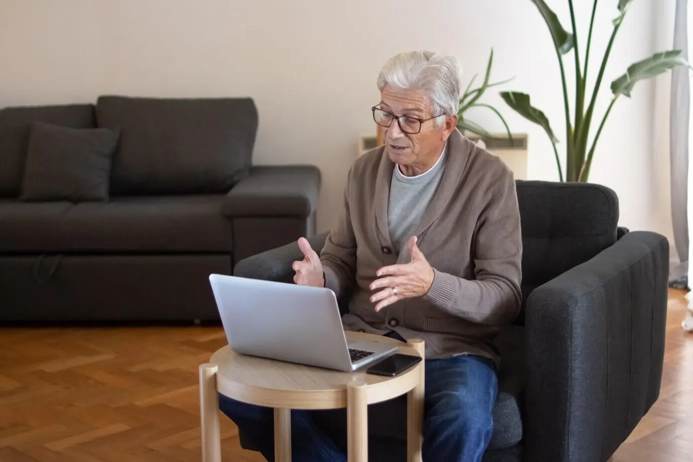 Älterer Mann kommuniziert online mit seinem Chef